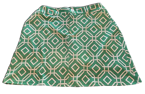 SKORT GREEN/WHITE GRAPHIC DESIGN, FRONT ZIPPER, POCKETS ON FRONT AND BACK, 17" LONG