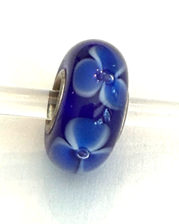 TROLLBEAD UNIVERSAL UNIQUE NAVY WITH WHITE/BLUE FLOWERS BEAD
