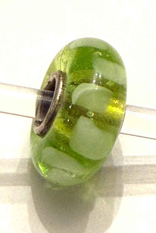 TROLLBEAD UNIVERSAL UNIQUE GREEN WITH WHITE STRIPES