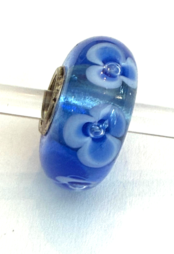 TROLLBEAD UNIVERSAL UNIQUE BLUE WITH WHITE FLOWERS BEAD