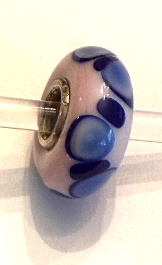 TROLLBEAD UNIVERSAL UNIQUE PINK WITH BLUE AND NAVY DOTS