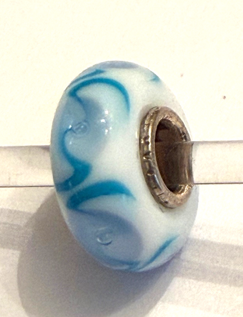 TROLLBEAD UNIVERSAL UNIQUE WHITE BEAD WITH BLUE/TEAL